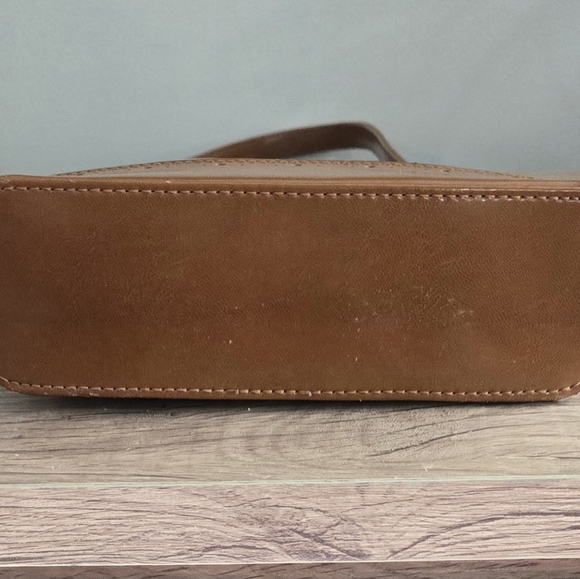 638 Guess Half Moon Small Clutch Caramel Handle Purse - Picture 6 of 7